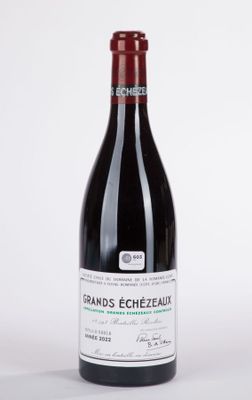une bouteille de vin posée sur une table