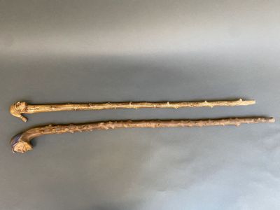 Deux morceaux de bois sont posés l'un à côté de l'autre sur une table.