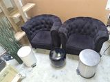 deux chaises et une table dans une pièce