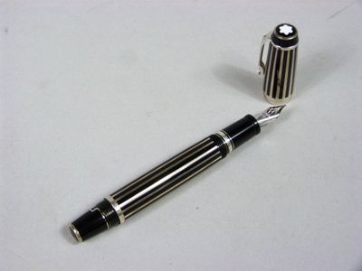 un stylo posé sur une table