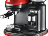 une image représentant une machine à café noire et rouge sur fond blanc