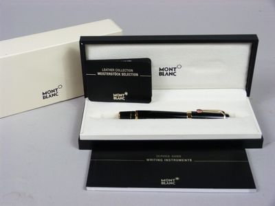 un stylo dans une boîte contenant une carte de crédit