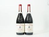 deux bouteilles de vin posées l'une à côté de l'autre sur une surface blanche