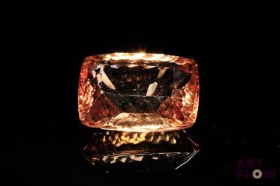 gros plan d'un diamant rose sur une surface noire