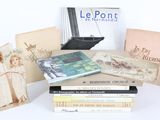 plusieurs livres sont empilés sur une table