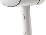 un sèche-cheveux blanc posé sur un fond blanc