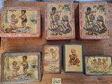 quatre boîtes ornées d'images d'enfants, posées sur une table