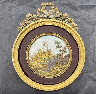 tableau représentant un paysage, dans un cadre doré, sur fond gris