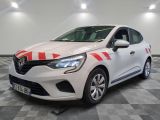 une voiture blanche avec des bandes rouges et blanches garée dans un garage