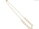 un collier plaqué or orné d'un motif floral sur fond blanc