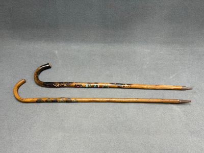 Deux cannes de montagne avec écussons