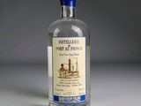 une bouteille d'alcool posée sur une table