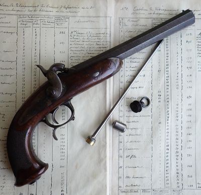 un pistolet posé sur une feuille de papier