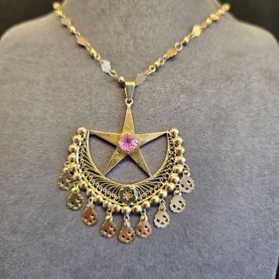 gros plan d'un collier sur un mannequin mannequin mannequin mannequin mannequin mannequin mannequin mannequin mannequin