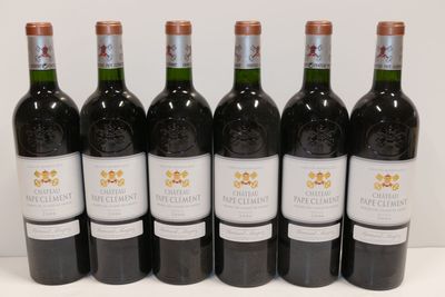 six bouteilles de vin rouge alignées