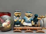 trois figurines d'oursons en peluche et un vase posés sur une table