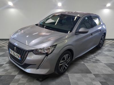 la voiture argentée est garée sur un sol en damier dans le garage