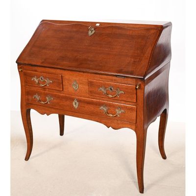 un vieux bureau en bois avec des tiroirs et des tiroirs sur le dessus
