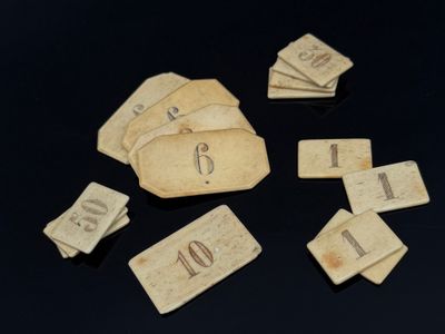beaucoup d'étiquettes sur lesquelles figurent des chiffres