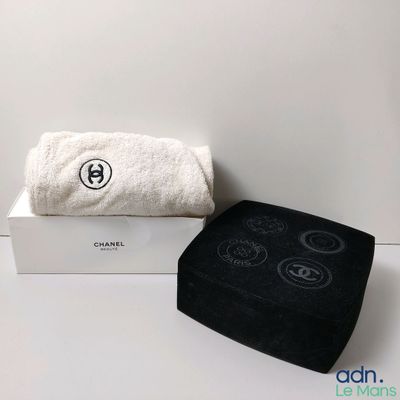serviette Chanel noire et blanche et étui noir
