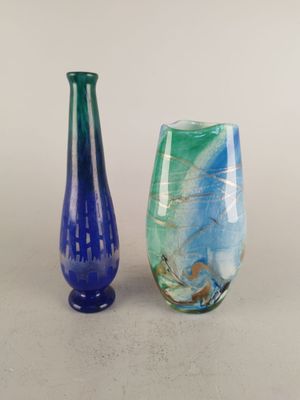 deux vases posés l'un à côté de l'autre sur une table