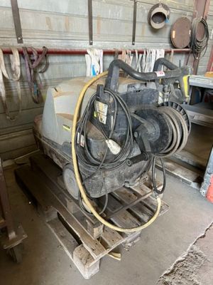 a machine that is sitting on a pallet in a garage