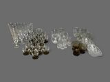 beaucoup de verres et une bouteille sur la table