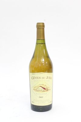 une bouteille de vin posée sur une table