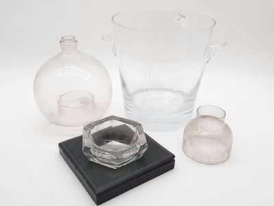 deux vases en verre et un bougeoir en verre sur la table