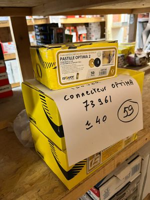 une affiche posée sur une étagère dans un magasin invitant les clients à utiliser Internet