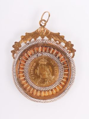l'image d'une pièce d'or ornée d'une couronne