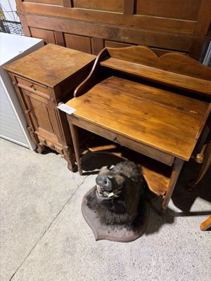 un chien assis sous un bureau dans une pièce
