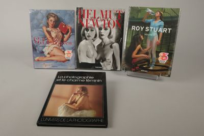 trois livres sont posés sur une table à fond blanc
