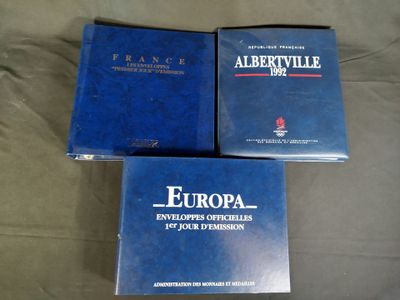 trois livres sont posés les uns à côté des autres sur un lit