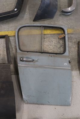 de nombreuses pièces automobiles éparpillées sur le sol