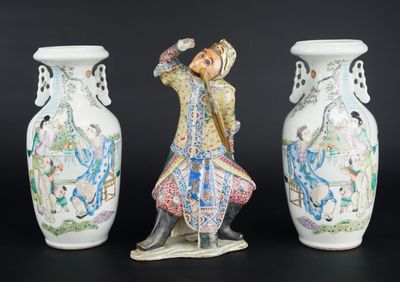 trois vases ornés de motifs différents, posés sur un fond noir