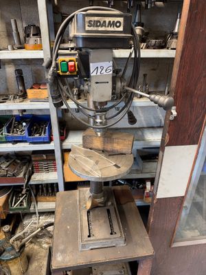 une machine posée sur une table dans une pièce
