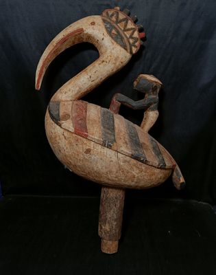 GUINE - Imposant cimier en bois polychrome figurant un casoar et d'une - Photo 1