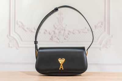 un sac à main en cuir noir muni d'un fermoir doré sur la poignée