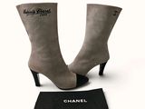 des chaussures Chanel et un sac noir posés sur une surface blanche