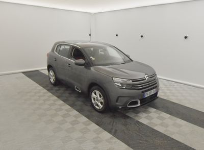 la voiture grise est garée dans le garage sur le sol en damier