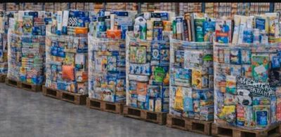 une grande quantité de boissons gazeuses empilées sur des palettes dans un magasin