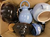 une boîte en carton remplie de différentes sortes de cafetières et de tasses