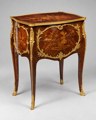 une petite table avec un plateau en bois et des décorations dorées