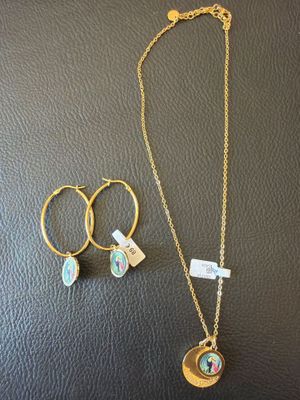 un ensemble composé d'un collier, de boucles d'oreilles et d'une bague en or, sertis d'une pierre turquoise