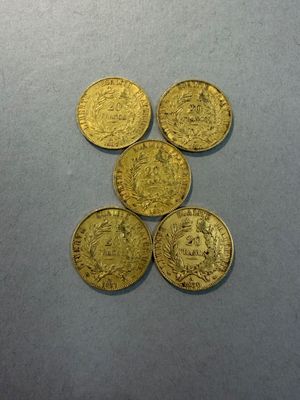 cinq pièces d'or empilées les unes sur les autres sur une table