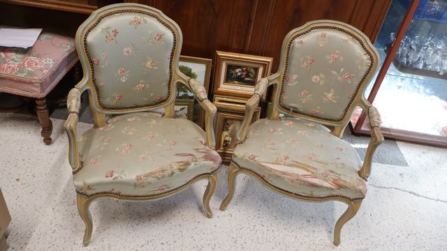 Paire de fauteuils cabriolet de style Louis XV, garni de satin fl...