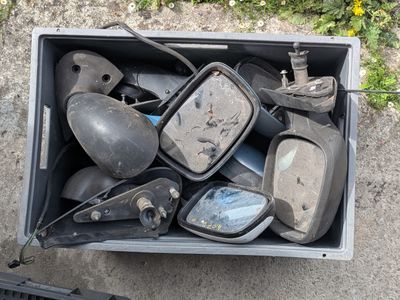 une boîte remplie d'objets divers, posée par terre