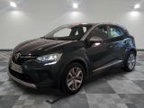 la voiture noire est garée sur un sol en damier dans le garage