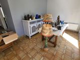 une table sur laquelle est posée une lampe, au milieu d'une pièce